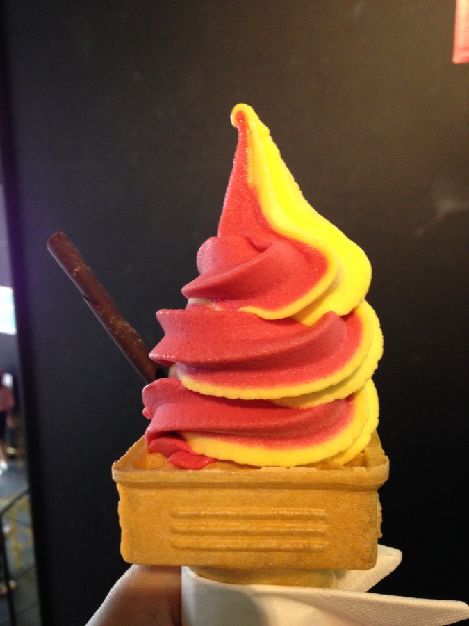 綜合口味霜淇淋（芒果＋紅莓）